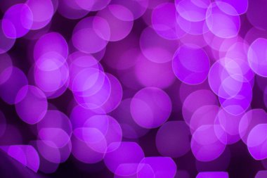 Festivalin ışıklarının siyah arka planında leylak bokeh