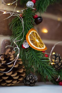 Portakal dilimleri, koniler ve çelenklerle Noel çelengi