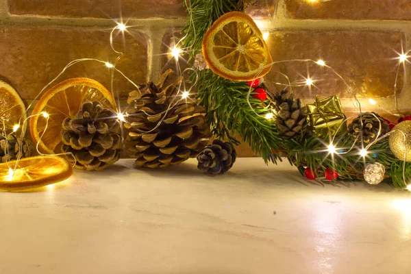 Noel Çelengi Çelenklerin Arka Planında Koni Portakal Dilimleri — Stok fotoğraf