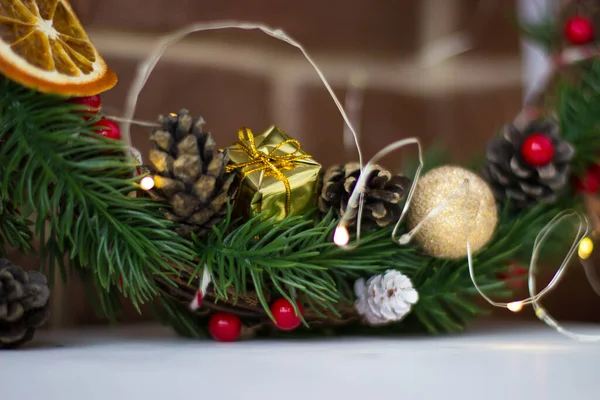 Corona Navidad Con Rodajas Naranja Conos Guirnalda —  Fotos de Stock