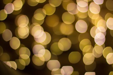Şenlik ışıklarının siyah arka planında sarı bokeh