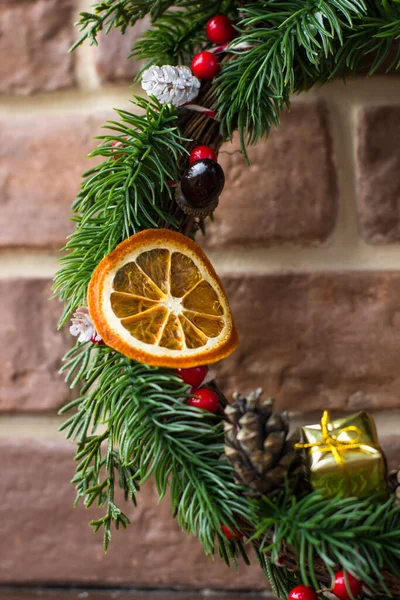 Corona Navidad Con Rodajas Naranja Conos —  Fotos de Stock