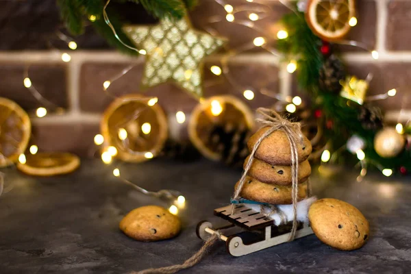 Biscuits Chocolat Sur Luges Sur Fond Guirlandes Branches Épinette — Photo