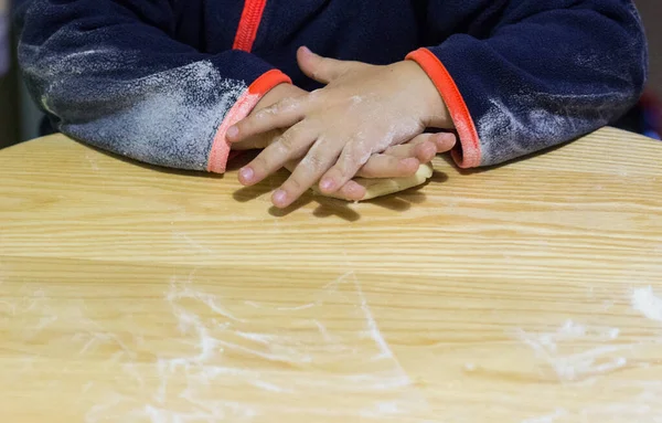 Bayi Tangan Memahat Pangsit Dari Adonan Atas Meja Kayu — Stok Foto
