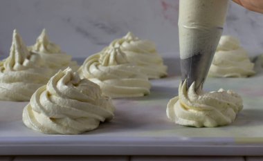 Elma şekerlemelerini pişirme tepsisine ekme süreci.