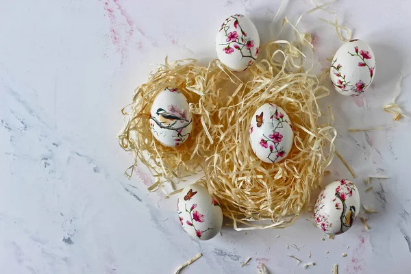 Пасхальные Яйца Декоративном Гнезде Мраморном Фоне — стоковое фото