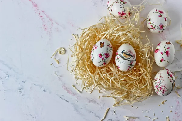 Velikonoční Vajíčka Dekorativním Hnízdě Mramorovém Pozadí Stock Snímky