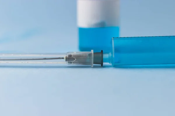 Injekční Lahvička Modrou Vakcínou Injekční Jehlou Uvnitř — Stock fotografie