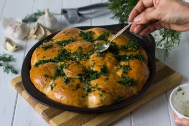 Sarımsaklı çörek yapma süreci - beşinci adım