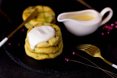 Siyah arka planda ekşi kremalı cheesecake. Bir tabak levha. Yoğunlaştırılmış süt