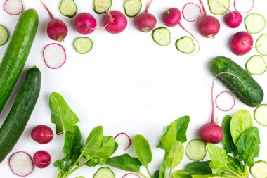 Salatalık, turp ve ıspanaktan taze salata. Beyaz arka planda salata malzemeleri. Mesajlaşmak için bir yer. Yukarıdan bak. konsept