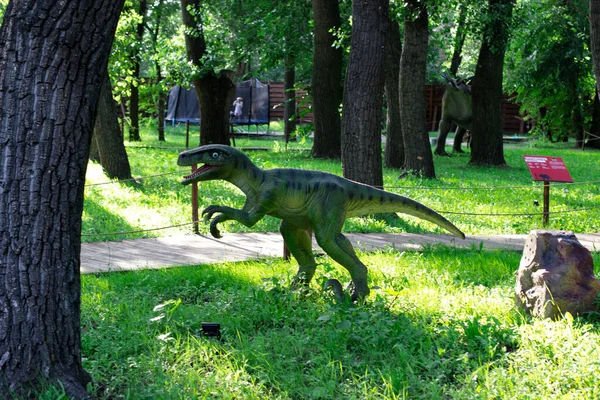 Ukrayna. Zaporozhye. Temmuz 2021. Oak Grove Park 'taki Dinozor Parkı