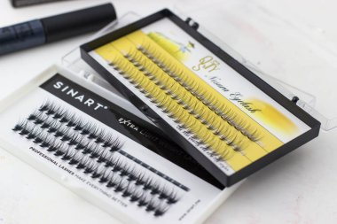 Takma kirpikler yakın plan. Beyaz bir kutuda siyah kirpikler.