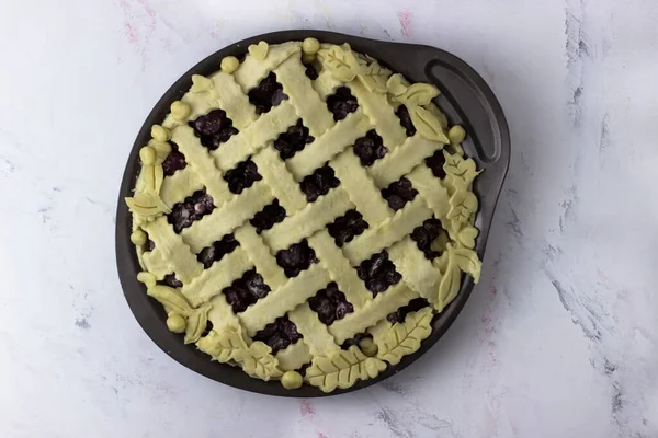 Tarte Aux Cerises Américaine Dans Plat Cuisson Sur Fond Blanc — Photo