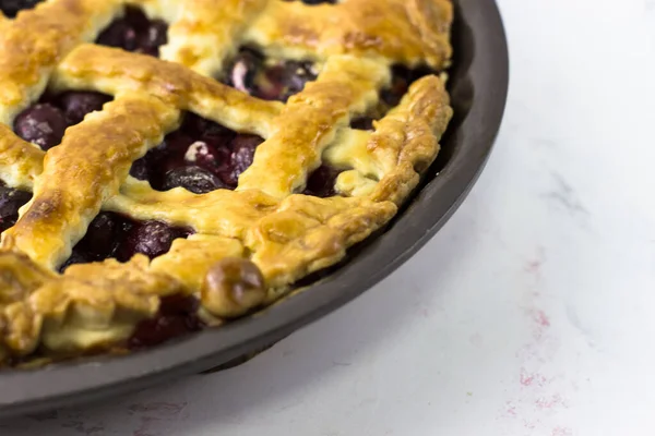 Tarte Aux Cerises Américaine Dans Plat Cuisson Sur Fond Blanc — Photo