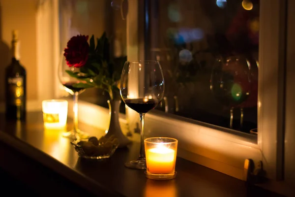 Ein Glas Wein Kerzen Und Eine Blume Fenster Romantischer Abend — Stockfoto