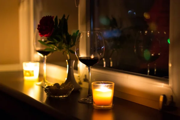 Ein Glas Wein Kerzen Und Eine Blume Fenster Romantischer Abend — Stockfoto