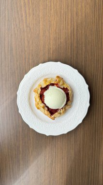 Çilekli fırın ve bir kepçe dondurma. Çilekli tatlı iştah açıcı. Çilekli galette.