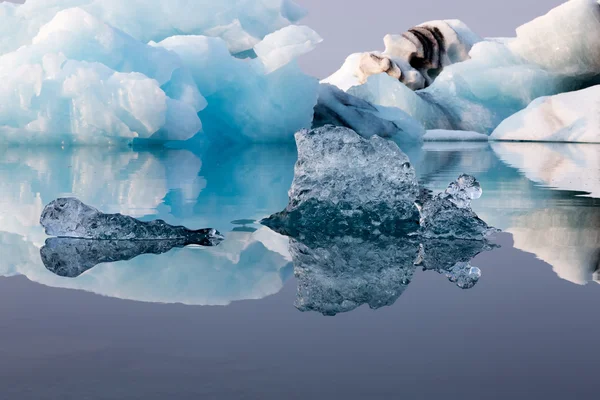 Πλωτή πάγου στη λιμνοθάλασσα Jokulsarlon — Φωτογραφία Αρχείου