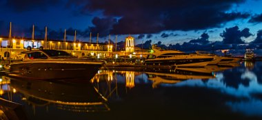 Sochi. Deniz istasyonu. Gece