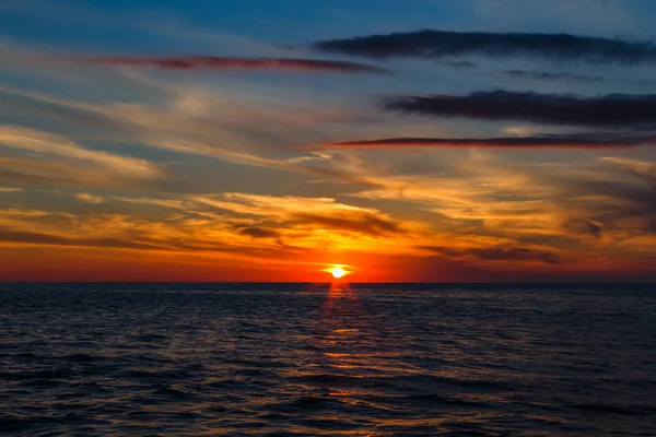 Sochi. Deniz manzarası. Akşam