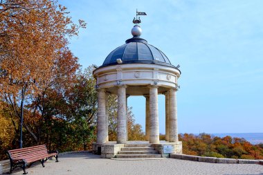 Pyatigorsk 'ta. Şehir eğlence parkı. Arbor Aeolian arpı