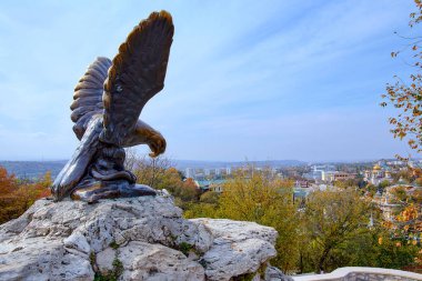 Pyatigorsk 'ta. Şehir eğlence parkı. Bronz bir kartal heykeli.