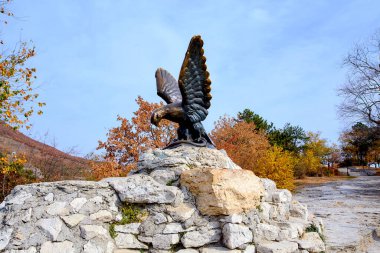 Pyatigorsk 'ta. Şehir eğlence parkı. Bronz bir kartal heykeli.