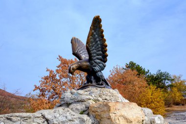 Pyatigorsk 'ta. Şehir eğlence parkı. Bronz bir kartal heykeli.
