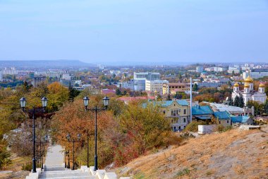 Pyatigorsk 'ta. Şehir eğlence parkı. Şehir manzarası.