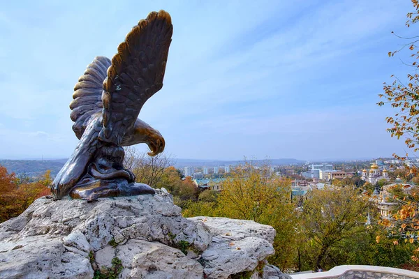 Pyatigorsk 'ta. Şehir eğlence parkı. Bronz bir kartal heykeli.