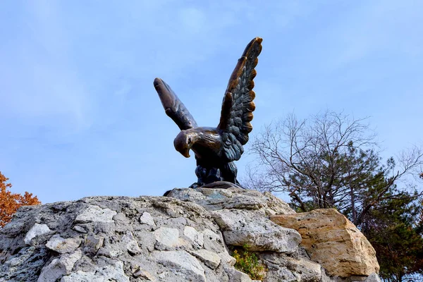 Pyatigorsk 城市娱乐公园 鹰的青铜雕塑 — 图库照片