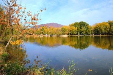 Pyatigorsk 'ta. Şehir parkı. Park Gölü. Sonbahar