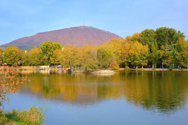 Pyatigorsk Parque Municipal Park Lake Otoño — Foto de Stock