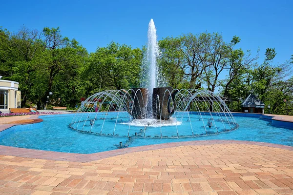 Zheleznovodsk. Şehir parkı. Çeşme. Mayıs 2021
