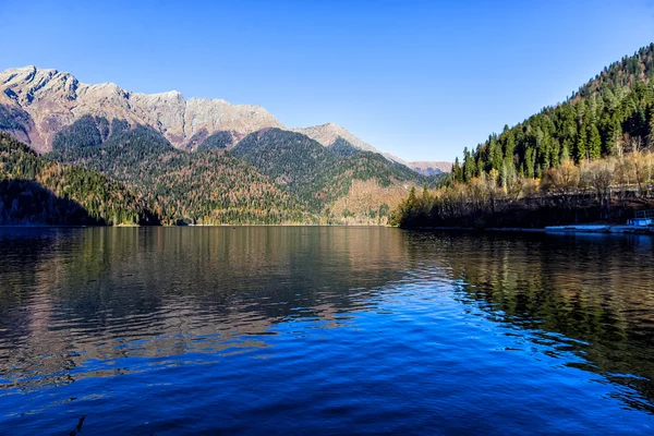 Abhazya. Doğa göl rıza