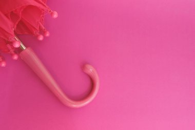 Pembe arka planda pembe şemsiye, düz yatış, kopyalama alanı