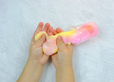 Toplu gökkuşağı rengi, çocukların elleri sallıyor, çocukların yaratıcılığı...