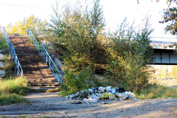 Ordures Gros Tas Ordures Sur Rive Rivière Près Pont Ordures — Photo