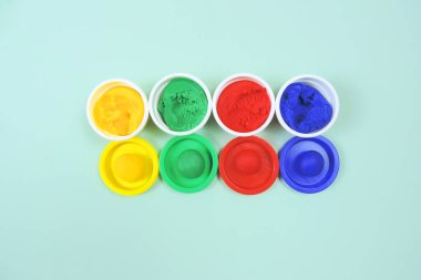 Modellik için renkli kütle, çocukların yaratıcılığı için dekoratif hamur, hobi için renkli plastik, sarı arka plan