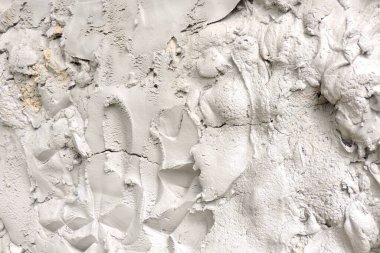    yüzey kuru çimento harcı ve duvara pürüzlü tümsekler uygulanır       