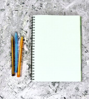          Desenli soyut arkaplan üzerindeki mesaj renkli kalemler için not defteri boş sayfasını düzenle 