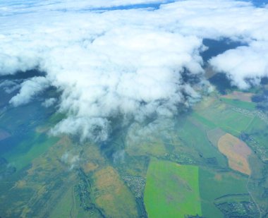 Bulutlar ve araziler pencereye bakıyor.