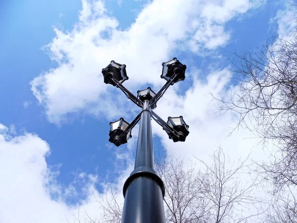 青い空と白い雲の下の街灯横断構造の街灯柱 — ストック写真