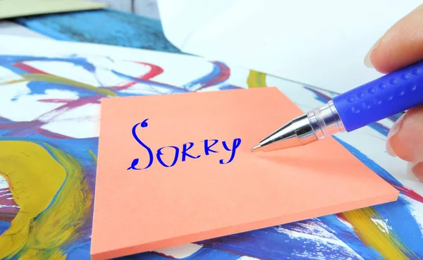 Слово Извините Розовой Тетради Синей Ручке Apologize — стоковое фото