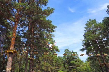  Lekeli kırmızı duvar yüzeyi. kaba alçı dokusu. Baştan savma engebeli lekeleme, Grunge kopya alanı ile desenli arkaplan