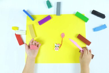 Çocuğun elleri plastikten pembe beyaz kedi yaptı. Adım adım talimat. Okul ve anaokulu mastırı