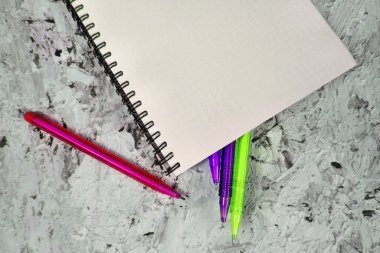 Desenli soyut arkaplan üzerindeki mesaj renkli kalemler için not defteri boş sayfasını düzenle