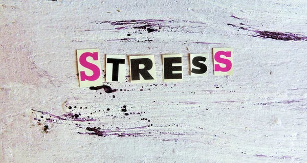 Stress Woord Uit Papieren Letters Blauw Zwart Hout Textuur Oppervlak — Stockfoto