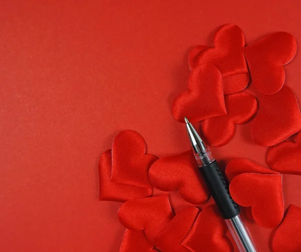 Koncepcja Walentynek Romantyczny Backgound Czerwone Serca Czerwonym Tle Pióro Wiadomości — Zdjęcie stockowe